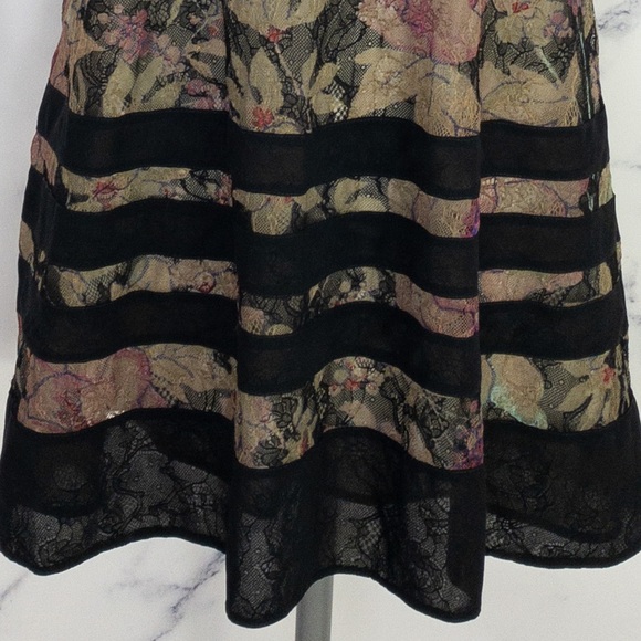 Etro | Floral & Lace Silk Blend Top | Blk | Sz 42 - Picture 11 of 12